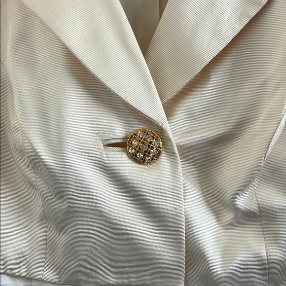 Elegant Cream Short-Sleeve Jacket - Picture 3 of 7